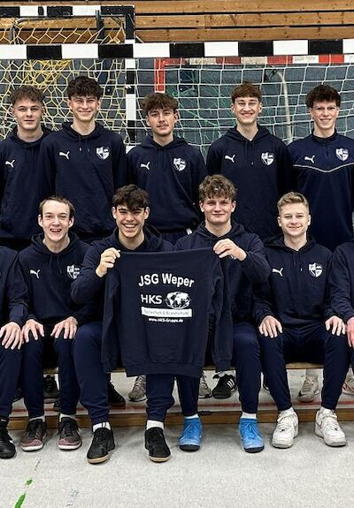 HKS spendet Hoodies der A-Jugend und der U 19 der JSG Weper
